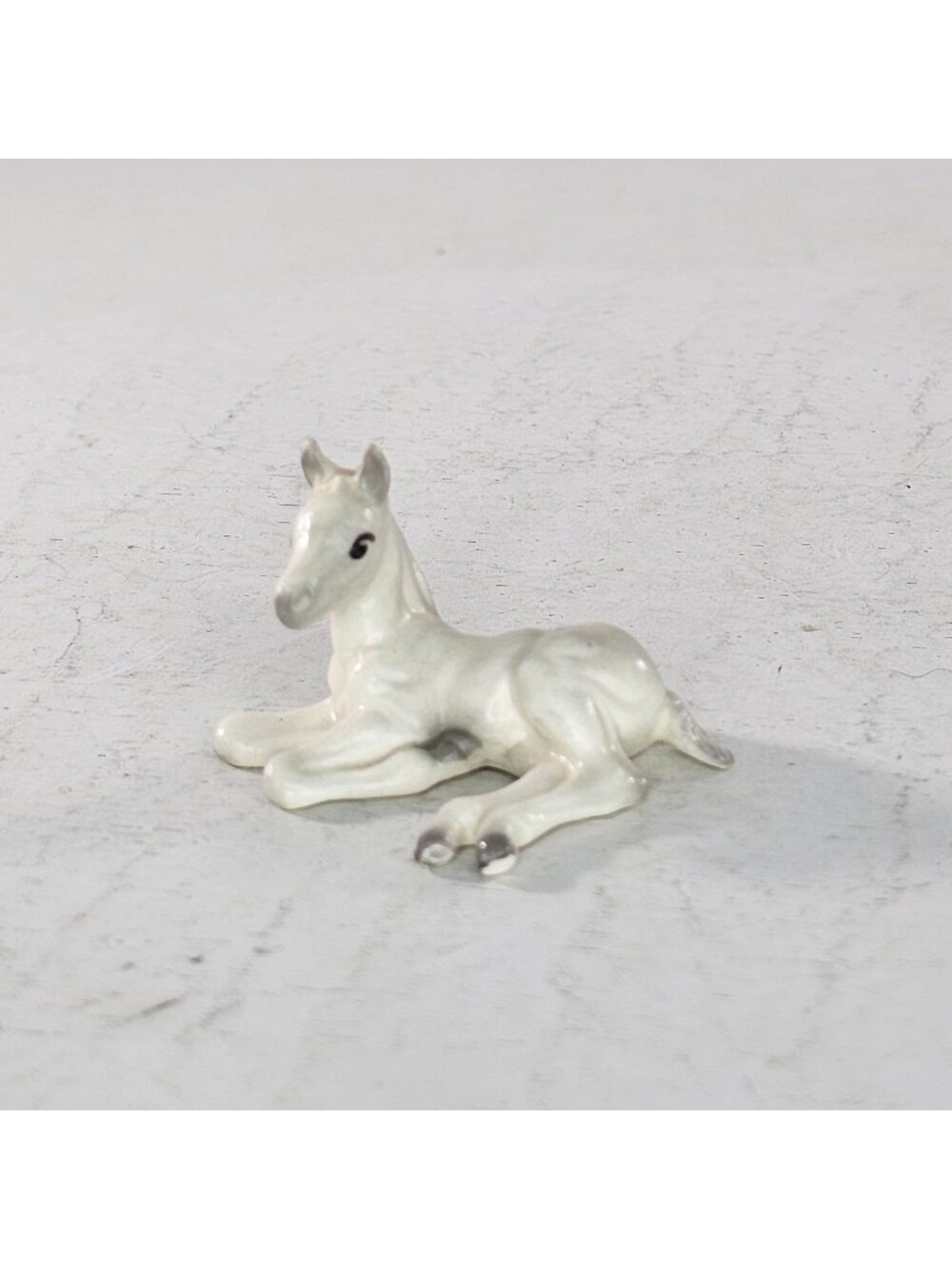 Hagen Renaker Lying Down Arabian Foal Miniature Figurine White Gray *Tiny Chip*